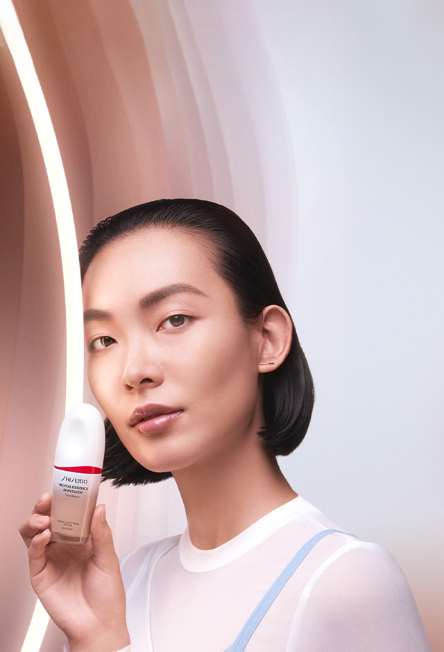 Shiseido RevitalEssence Skin Glow Foundation SPF 30